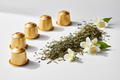 金色胶囊图 旁边摆着茉莉花茶叶